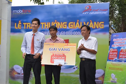 Ông Nguyễn Đức Lập, Phó Giám đốc Sở TT&TT và ông Đặng Quốc Trung trao giải đặc biệt cho khách hàng.