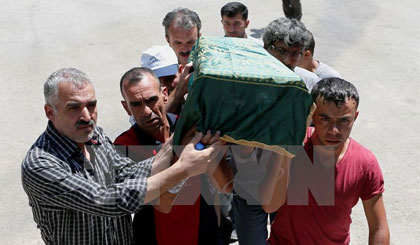 Chuyển thi thể một em bé 3 tháng tuổi thiệt mạng trong vụ đánh bom ở Gaziantep. Nguồn: EPA/TTXVN