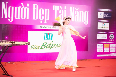 Thí sinh Nguyễn Bảo Ngọc vừa chơi đàn tranh vừa múa. (Ảnh: BTC)