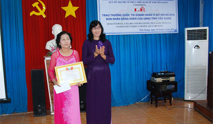 Phó Chủ tịch Hội Liên hiệp Phụ nữ tỉnh Nguyễn Thị Thúy Nguyệt trao Giấy khen cho thành viên đạt giải Nhất.