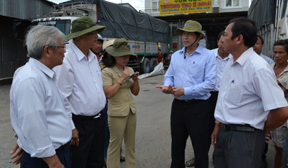 Chủ tịch UBND tỉnh Lê Văn Hưởng, Trưởng Ban ATGT tỉnh thị sát tình hình trật tự ATGT ở khu vực chợ gạo Bà Đắc  (huyện Cái Bè).