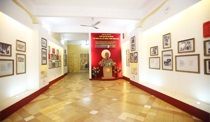  Căn phòng được thiết kế như một phòng triển lãm, trưng bày chuyên đề về Học tập và làm theo tư tưởng, tấm gương đạo đức của Bác Hồ.