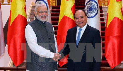 Thủ tướng Nguyễn Xuân Phúc với Thủ tướng Ấn Độ Narendra Modi. Ảnh: Thống Nhất/TTXVN