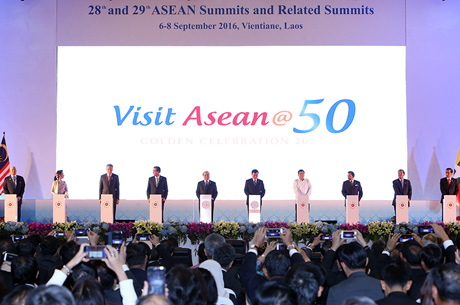 Các nhà lãnh đạo các nước ASEAN tham dự lễ ra mắt logo Chiến dịch Visit ASEAN@50 hướng tới kỷ niệm 50 năm thành lập ASEAN vào năm 2017. Ảnh: VGP/Quang Hiếu