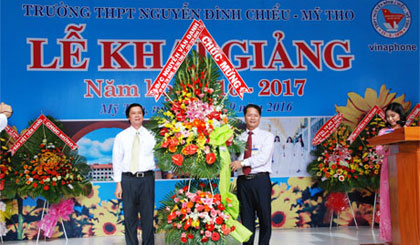 Bí thư Tỉnh ủy Nguyễn Văn Danh tặng hoa chúc mừng nhà trường nhân Lễ khai giảng năm học mới.