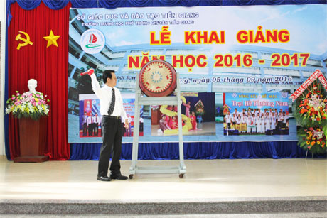 Ông Lê Hồng Quang, Ủy viên BCH Trung ương Đảng, Phó Bí thư Thường trực Tỉnh ủy đánh trống khai giảng năm học mới.