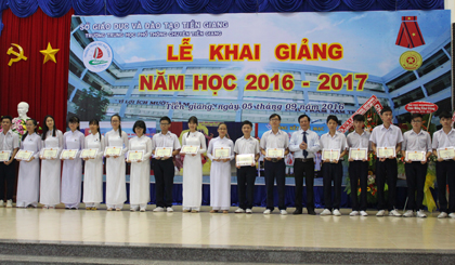 Học sinh Trường THPT Chuyên Tiền Giang được khen thưởng tại Lễ khai giảng năm học mới 2016 - 2017.