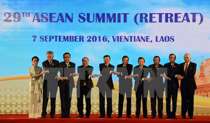 Thủ tướng Việt Nam Nguyễn Xuân Phúc và lãnh đạo các nước ASEAN chụp ảnh chung tại hội nghị. Nguồn: THX/TTXVN