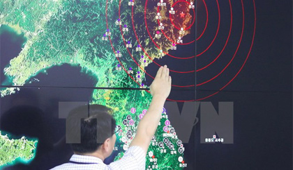 Một chuyên gia Cơ quan Khí tượng Hàn Quốc phân tích các dư chấn đo được sau vụ nổ được cho là vụ thử hạt nhân của Triều Tiên, tại Seoul ngày 9-9. Nguồn: AFP/TTXVN
