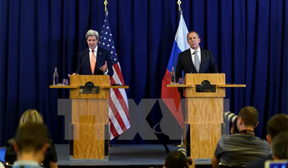 Ngoại trưởng Nga Sergei Lavrov (phải) và Ngoại trưởng Mỹ John Kerry (trái) tại cuộc họp báo chung sau cuộc gặp ở Geneva. Nguồn: EPA/TTXVN