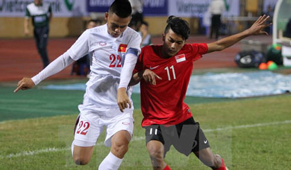 U19 Việt Nam (áo trắng) hòa U19 Singapore. Ảnh: Quốc Khánh/TTXVN