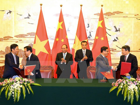 Thủ tướng Nguyễn Xuân Phúc và Thủ tướng Trung Quốc Lý Khắc Cường chứng kiến lễ ký bản ghi nhớ xây dựng Quy hoạch hợp tác xây dựng cơ sở hạ tầng giai đoạn 2016-2020; Hiệp định thương mại biên giới sửa đổi. Ảnh: Thống Nhất/TTXVN