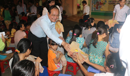 Ông Trần Thanh Đức, Phó Chủ tịch UBND tỉnh trao quà cho các em là con công nhân các khu công nghiệp có hoàn cảnh khó khăn.