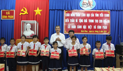 Trao quà trung thu cho trẻ em xã Bình Phan.
