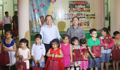 : Ông Trần Kim Trát, Trưởng Ban Tuyên giáo Tỉnh ủy và ông Trần Thanh Đức, Phó Chủ tịch UBND tỉnh, tặng quà cho con em công nhân, lao động có hoàn cảnh khó khăn là việc tại các KCN, CCN.