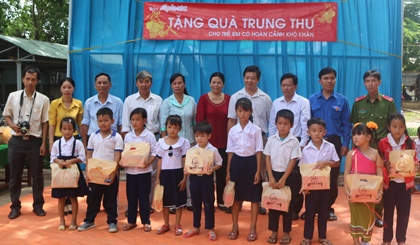 Tặng quà trung thu cho các em học sinh có hoàn cảnh khó khăn tại Trường Tiểu học Phú Thạnh, huyện Tân Phú Đông.