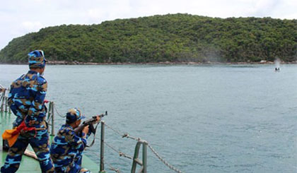 Thực hành bắn súng AK trên biển. Ảnh: vietnamnet.vn