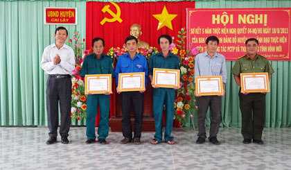 Ông Bùi Thái Sơn, Phó Bí thư  Huyện ủy Cai Lậy trao tặng Giấy khen cho các tập thể.