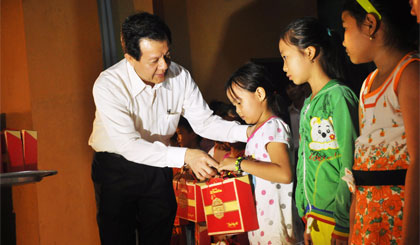 Ông Lê Hồng Quang, Phó Bí thư Thường trực Tỉnh ủy tặng quà trung thu cho trẻ em có hoàn cảnh khó khăn xã Phước Thạnh, TP. Mỹ Tho.