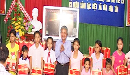 Ông Trần Long Thôn, Trưởng Ban Dân vận Tỉnh ủy tặng quà trung thu cho trẻ em có hoàn cảnh khó khăn xã Tân Hòa Tây, huyện Tân Phước.