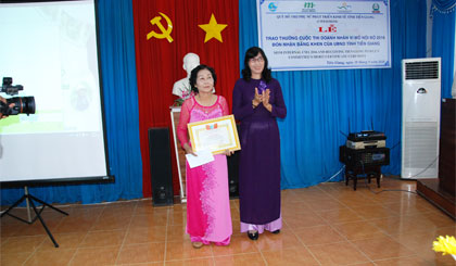 Phó Chủ tịch Hội LHPN tỉnh Nguyễn Thị Thúy Nguyệt trao Giấy khen cho chị Nguyễn Thị Hồng Sen.