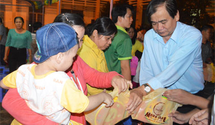 Ông Nguyễn Minh Tân, Tổng Biên tập Báo Ấp Bắc trao quà trung thu cho con em công nhân, lao động có hoàn cảnh khó khăn.