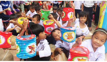 Niềm vui được nhận quà trung thu của các em học sinh Trường Tiểu học Phú Thạnh,  huyện Tân Phú Đông.