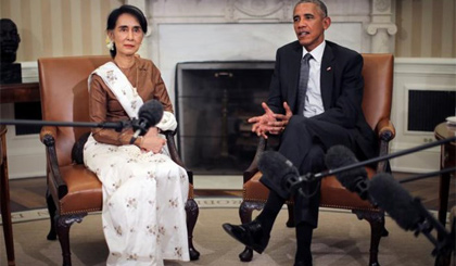 Tổng thống Mỹ Barack Obama thảo luận với Cố vấn Nhà nước Myanmar Aung San Suu Kyi. Nguồn: Reuters