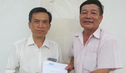 Đại diện Báo Ấp Bắc trao 5 triệu đồng cho ông Nguyễn Văn Hoàng, cán bộ phụ trách LĐ-TB&XH xã Mỹ Long.