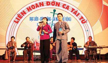 Ban ĐCTT tỉnh Tiền Giang trên sân khấu liên hoan.