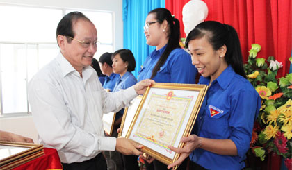 Ông Trần Thanh Đức, Phó Chủ tịch UBND tỉnh trao tặng Bằng khen cho các tập thể và cá nhân.