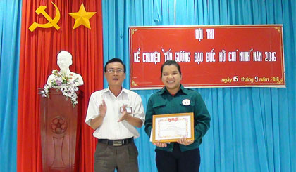 Ông Trần Văn Rọt,  Phó Bí thư Thường trực Đảng ủy xã Bình Đông trao giải Nhất cho thí sinh Như Ý.