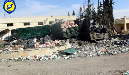 Xe chở hàng cứu trợ bị phá hủy sau cuộc không kích tại thị trấn Urum al-Kubra, Aleppo, Syria ngày 20-9. Nguồn: EPA/TTXVN