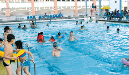 Trẻ em học bơi ở hồ bơi TP. Mỹ Tho.                                                                                                                                                               Ảnh: Hạnh Nga