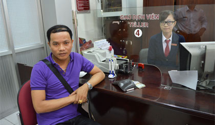 Nhân viên ngân hàng trao hoàn trả tiền và bóp cho anh Bùi Thanh Hòa.