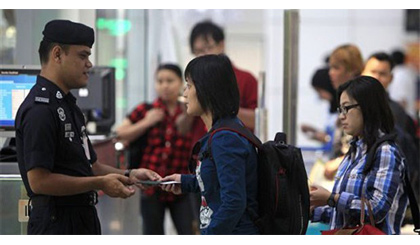 Kiểm tra giấy tờ của người nhập cư tại sân bay Kuala Lumpur. Nguồn: AP
