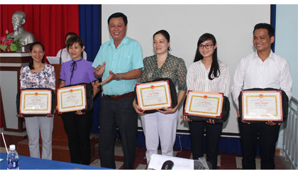 Ông Nguyễn Trọng Hữu, Phó Bí thư Thường trực Thành ủy Mỹ Tho trao thưởng cho các học viên xuất sắc