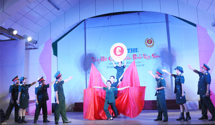 Đại tá Lê Dũng, Chủ tịch Hội Cựu chiến binh tỉnh tiền Giang trao giải toàn đoàn.