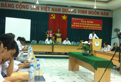 Ông Lê Văn Tý, đóng góp ý kiến trong buổi tọa đàm