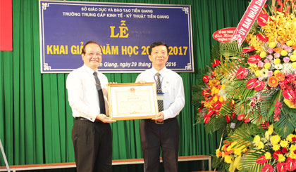 Ông Trần Thanh Đức trao tặng Bằng khen của UBND tỉnh cho nhà trường.