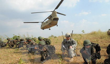 Binh sỹ Philippines và Mỹ trong cuộc tập trận ở Fort Magsaysay, tỉnh Nueva Ecija, phía bắc thủ đô Manila ngày 20-4-2015. Nguồn: AFP/TTXVN