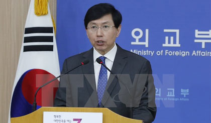 Phát ngôn viên Bộ Ngoại giao Hàn Quốc Cho June-hyuck phát biểu trong cuộc họp báo tại Seoul, Hàn Quốc. Ảnh: EPA/TTXVN