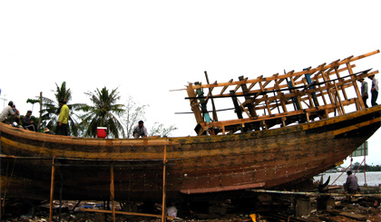 Đóng mới tàu cá ở thị trấn Vàm Láng, huyện Gò Công Đông.
