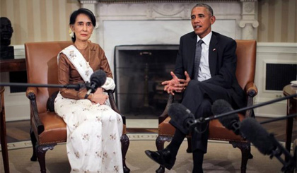 Tổng thống Mỹ Barack Obama thảo luận với Cố vấn Nhà nước Myanmar Aung San Suu Kyi. Nguồn: Reuters