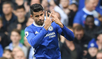 Diego Costa là người mở đầu cho chiến thắng của Chelsea trước Leicester. (Nguồn: Daily Mail)