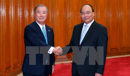 Thủ tướng Nguyễn Xuân Phúc tiếp ngài Yoichi Kobayashi - Chủ tịch Ủy ban Hợp tác Kinh tế Mekong-Nhật Bản thuộc Phòng Thương mại và Công nghiệp Nhật Bản. Ảnh: Thống Nhất/TTXVN