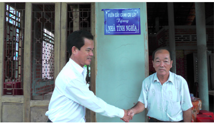 Ông Trương Văn Rất, Phó Bí thư Thường trực Huyện ủy Cai Lậy chúc mừng ông Huỳnh Văn Diên được tặng nhà tình nghĩa.