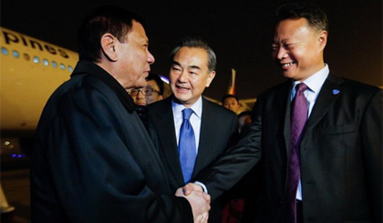 Tổng thống Philippines Rodrigo Duterte (trái) đã đến Trung Quốc. Nguồn: philstar.com
