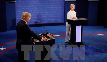 Ứng cử viên của đảng Dân chủ Hillary Clinton (phải) và ứng cử viên đảng Cộng hòa Donald Trump (trái) tại cuộc tranh luận trực tiếp thứ 3. Nguồn: EPA/TTXVN