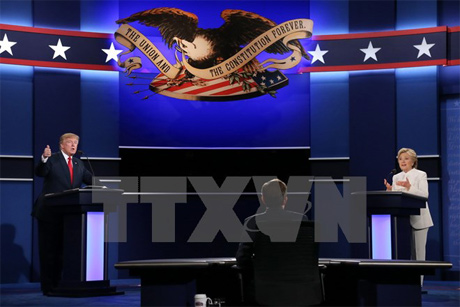 Ứng viên Tổng thống Hillary Clinton (phải) của đảng Dân chủ và Donald Trump của đảng Cộng hòa (trái) tại cuộc tranh luận trực tiếp thứ ba. Nguồn: AFP/TTXVN